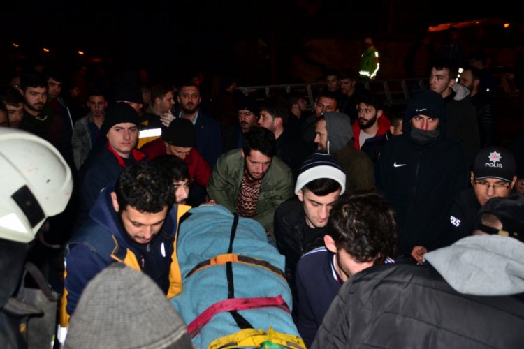 Irmağa atlayan kızını kurtarmak isterken akıntıya kapıldı