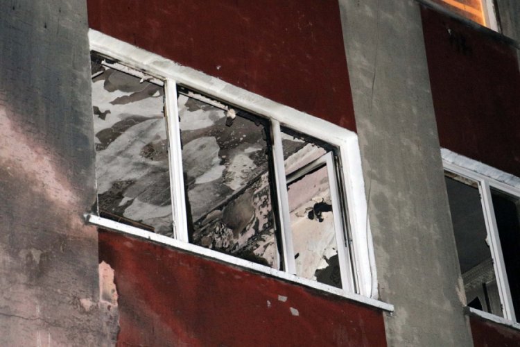 Apartmanda yangın: 2'si &ccedil;ocuk, 4 kişi dumandan etkilendi