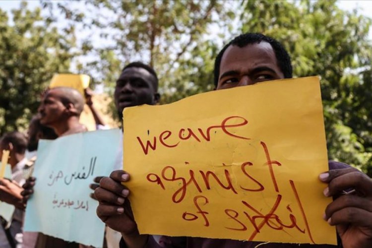 Sudan Egemenlik Konseyi Başkanı: Halkın &ccedil;ıkarlarını korumak i&ccedil;in İsrail Başbakanıyla g&ouml;r&uuml;şt&uuml;m