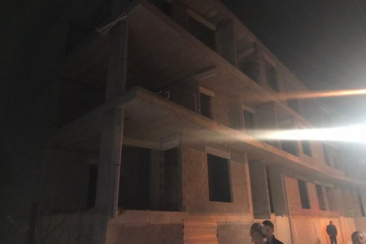 Bursa'da lodos binanın duvarlarını yıktı