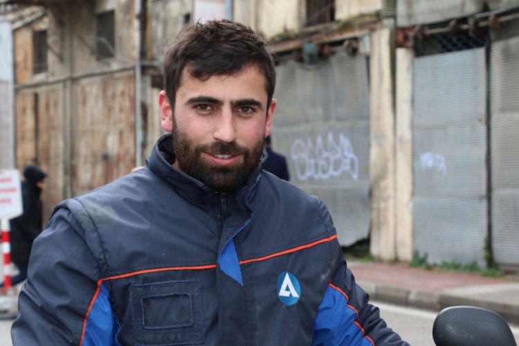 Pencereden sarkan &ccedil;ocuğu kurtaran kurye, 'kahraman' oldu