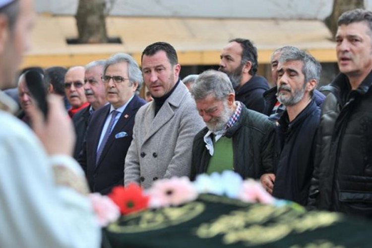 Ahmet Mekin, eşini g&ouml;zyaşlarıyla uğurladı