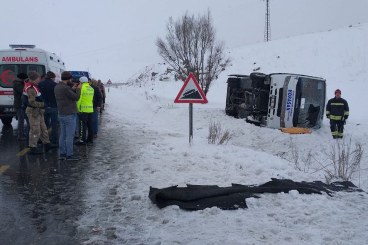 Erzurum'da yolcu midib&uuml;s&uuml; devrildi: 1 &ouml;l&uuml;, 12 yaralı