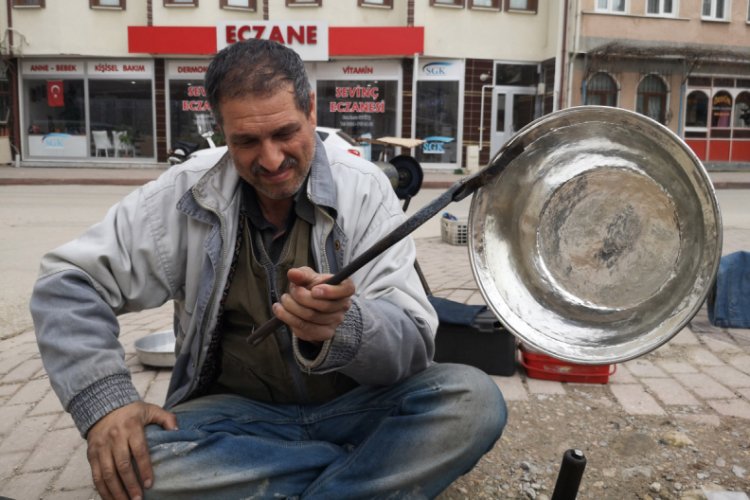 Bursa'da g&ouml;rme engelli oğluyla birlikte ge&ccedil;imini kalaydan sağlıyor