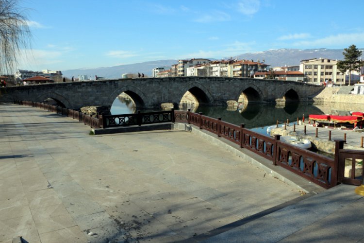 3 oğlu barıştıran 770 yıllık k&ouml;pr&uuml;; Hıdırlık