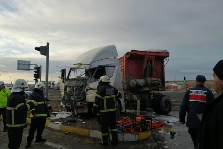 Aksaray'da TIR'lar &ccedil;arpıştı: 1 yaralı