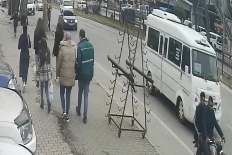 Eşiyle g&ouml;r&uuml;nt&uuml;l&uuml; konuşan turistin cep telefonunu &ccedil;aldılar
