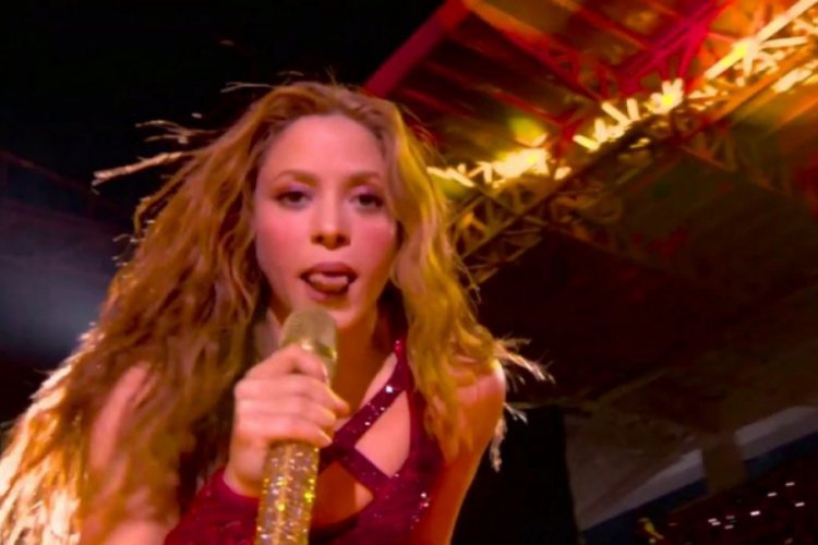 Super Bowl finalinde zılgıt &ccedil;eken Shakira'ya Mia Khalifa'dan destek