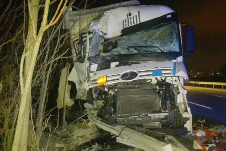 Aracına yakıt koyarken TIR &ccedil;arptı