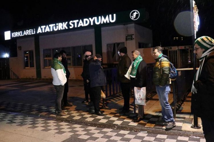 GMG Kırklarelispor-Fenerbah&ccedil;e ma&ccedil;ı &ouml;ncesi bazı taraftarlar geceyi stat &ouml;n&uuml;nde ge&ccedil;irdi