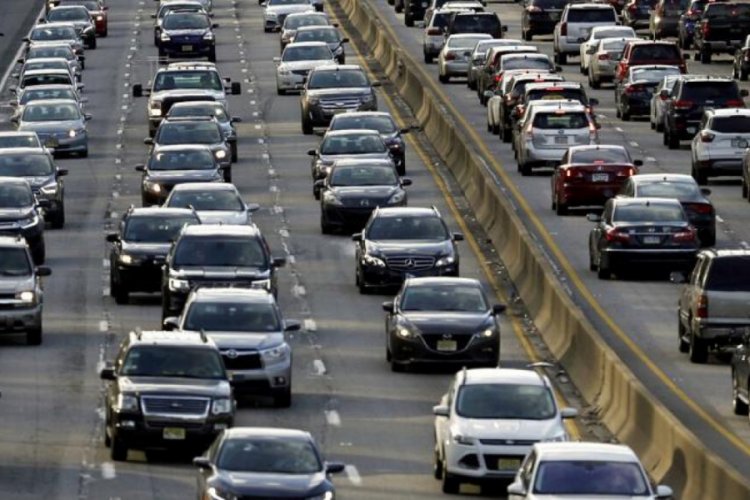 İngiltere fosil yakıtla &ccedil;alışan ara&ccedil;ların satışını 2035'te yasaklıyor