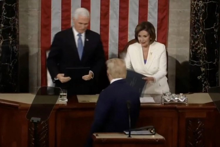 Pelosi, Trump'ın konuşma metnini yırttı