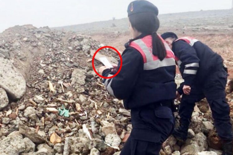 Enkazda bulunan tek hatıra babaya teslim edildi