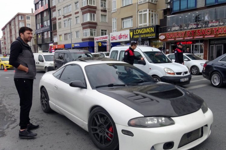 &Ouml;n plakasız ve mevzuata aykırı otomobile 1340 TL ceza