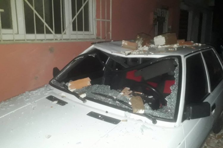 Bursa'da lodosun etkisiyle yıkılan tuğlalar aracı kullanılamaz hale getirdi