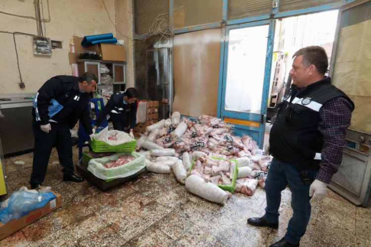 D&ouml;ner imalathanesinde mide bulandıran manzara