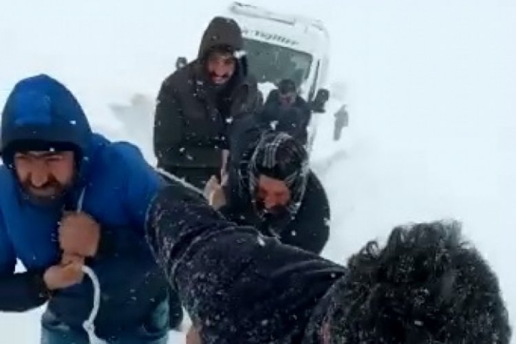 Kara saplanan minib&uuml;s&uuml; 3 kilometre halatla &ccedil;ektiler