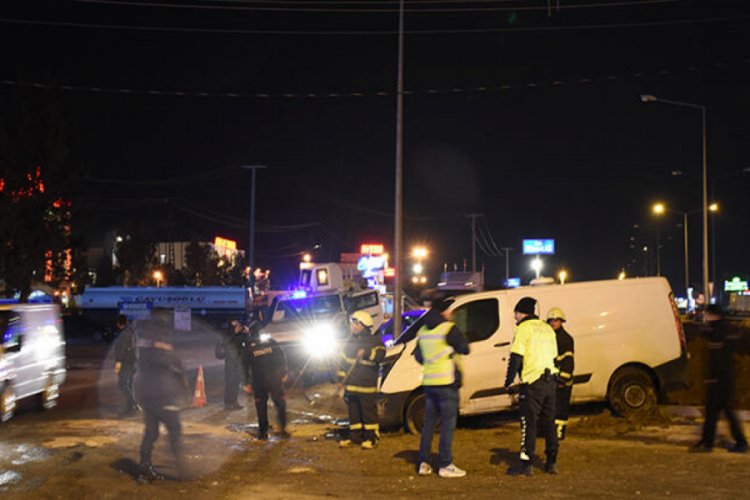 Bankaya ait para y&uuml;kl&uuml; minib&uuml;s kaza yaptı