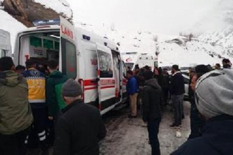 Kamyonet ile otomobil &ccedil;arpıştı