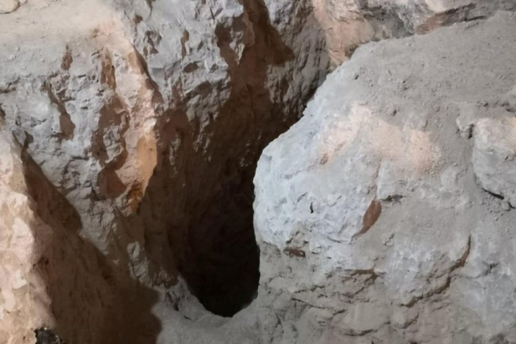 Evinin bodrumunda kazı yaparken yakalandı