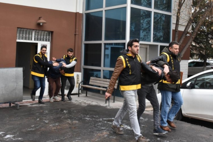 K&ouml;m&uuml;r &ccedil;alan 2 hırsızlık ş&uuml;phelisi tutuklandı