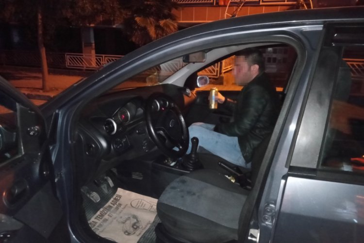 Bursa'da sarhoş s&uuml;r&uuml;c&uuml; polis ve sağlık ekiplerine zor anlar yaşattı
