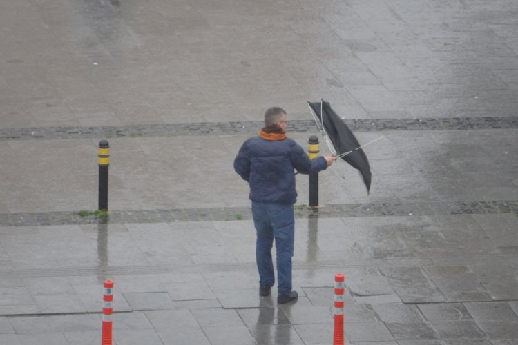 &Ccedil;anakkale'de fırtına ve yağmur hayatı olumsuz etkiledi
