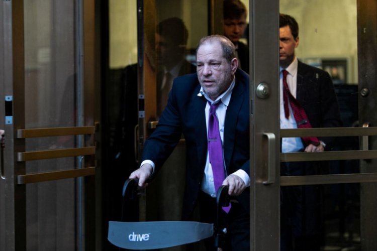 J&uuml;riye yapımcı Harvey Weinstein'in &ccedil;ıplak fotoğrafları g&ouml;sterildi