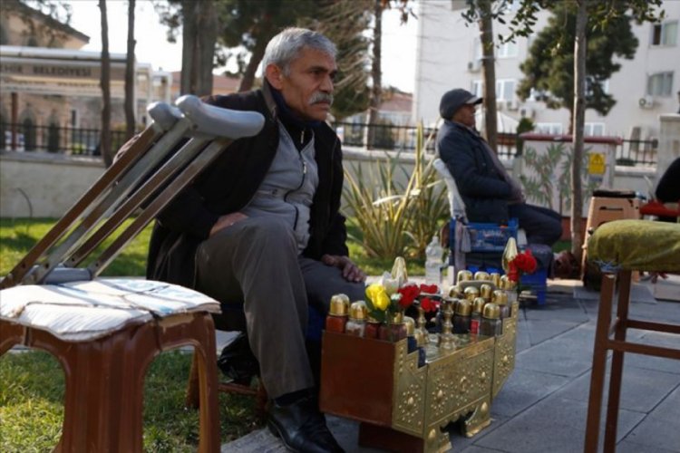 Koltuk değnekleriyle her g&uuml;n 3 kilometre kateden ayakkabı boyacısının &ccedil;alışma azmi