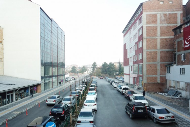 Yol ortasındaki 3 katlı davalık evin yıkımına başlandı