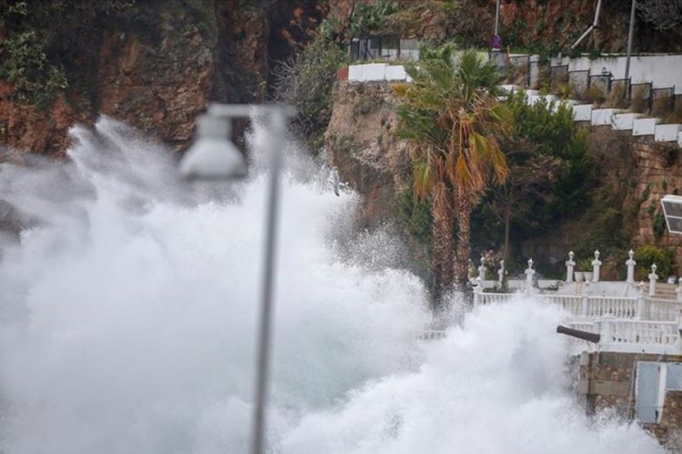 Antalya'da şiddetli r&uuml;zgar ve sağanak etkili oluyor