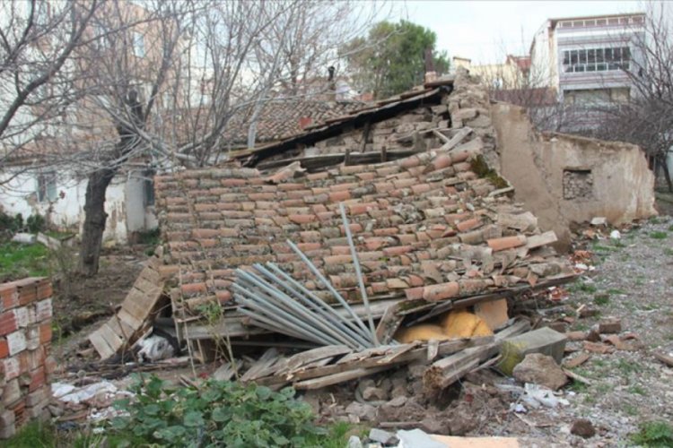Manisa'da 4,8 b&uuml;y&uuml;kl&uuml;ğ&uuml;ndeki deprem sonrası hasar tespiti yapıldı