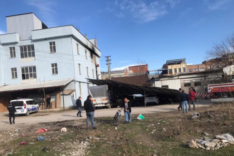 Bursa'da lodosun u&ccedil;urduğu &ccedil;atı ara&ccedil;ların &uuml;zerine d&uuml;şt&uuml;