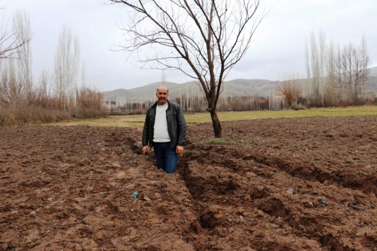 Deprem sonrasında oluşan dev yarıklar tedirginlik yarattı