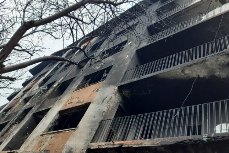Yangında dumandan etkilenen 10 kişi hastanelik oldu