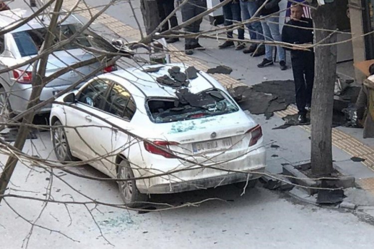 &Ccedil;atıdan d&uuml;şen par&ccedil;alar iki araca zarar verdi