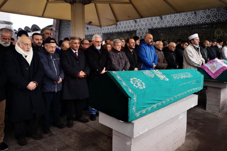 Oyuncu y&ouml;netmen Tunca Y&ouml;nder son yolculuğuna uğurlandı