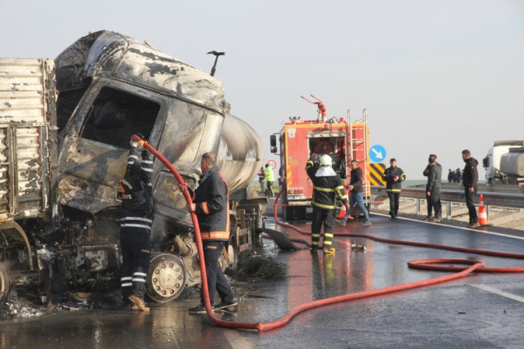 Zincirleme kazada 2 tır ve 1 tanker yandı, 3 kişi yaralandı