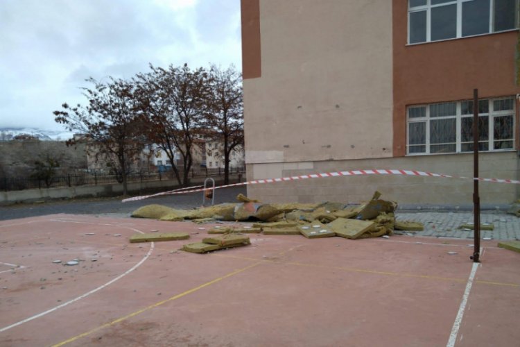 Şiddetli r&uuml;zgar okulun dış kaplama malzemelerini yerinden s&ouml;kt&uuml;
