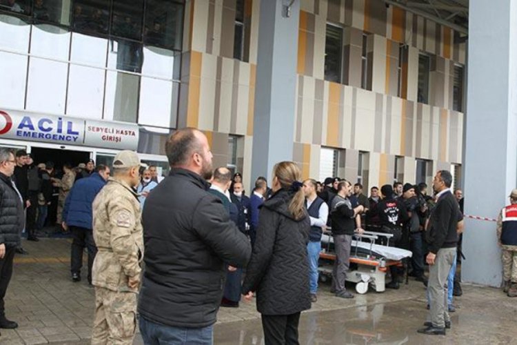 Hastaneye getirilen yaralıların isimleri megafonla birer birer a&ccedil;ıklandı