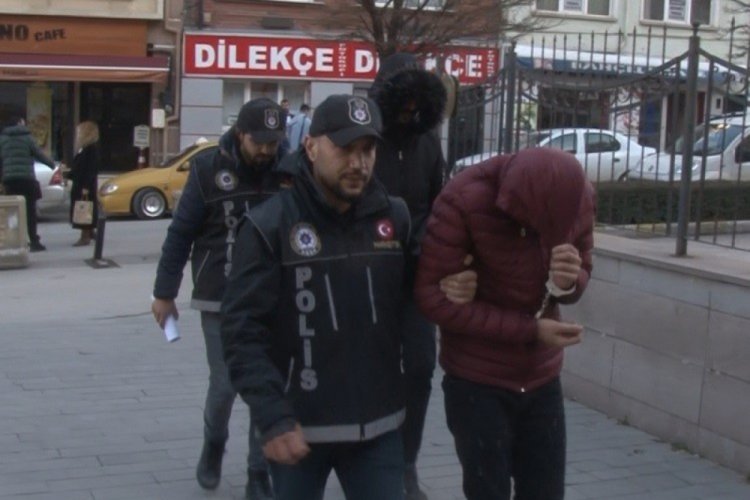 Uyuşturucu ş&uuml;phelilerinin elindeki pasta kutusundan uyuşturucu &ccedil;ıktı