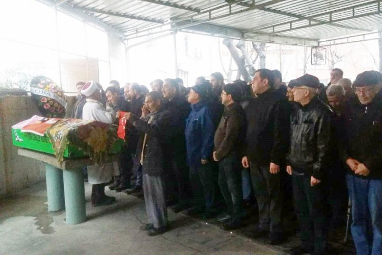 Annesini bı&ccedil;aklayan gen&ccedil; kız toprağa verildi