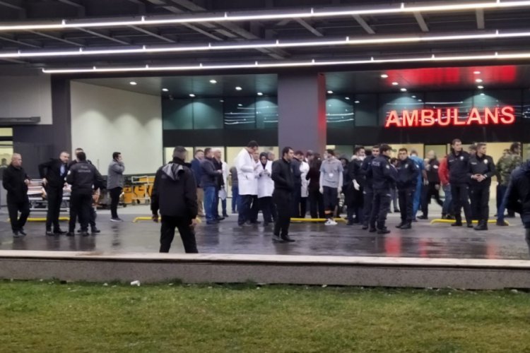 Pistten &ccedil;ıkan u&ccedil;akta yaralananlar hastaneye getirildi
