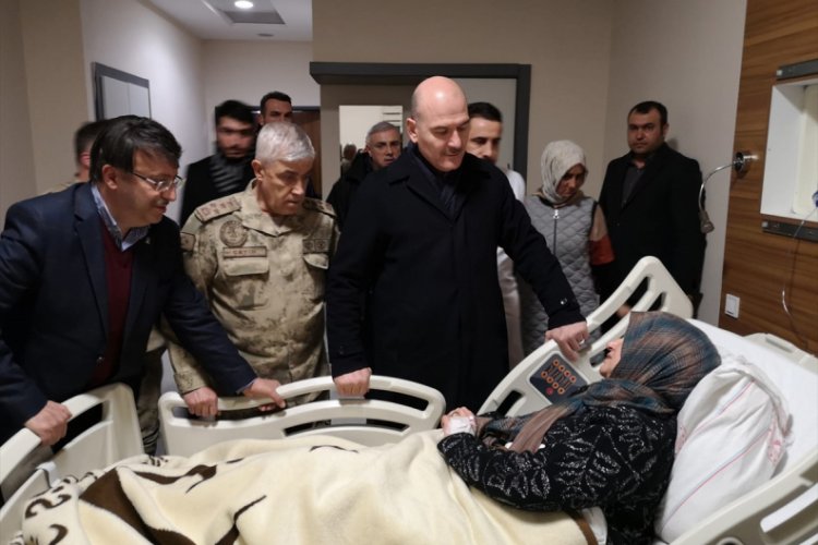 Bakan Soylu, &ccedil;ığ altından kurtarılan yaralıları ziyaret etti
