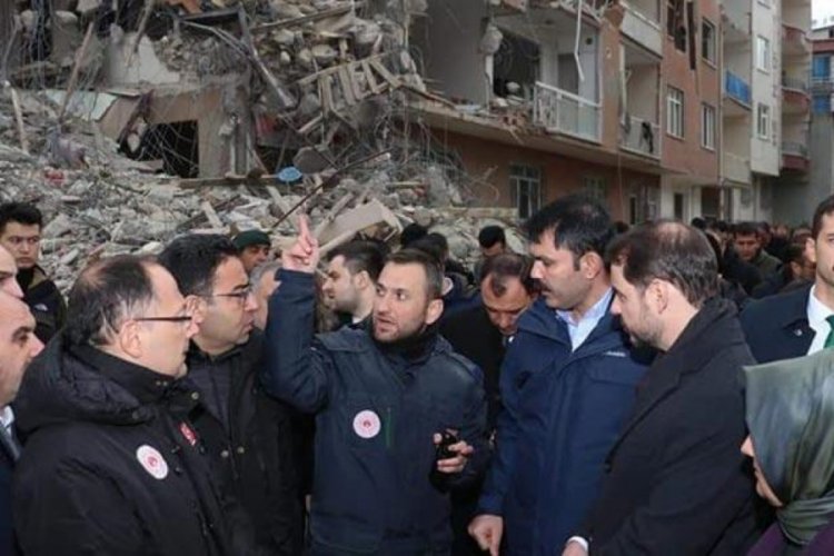 Bakan Albayrak ve Bakan Kurum, deprem b&ouml;lgesinde