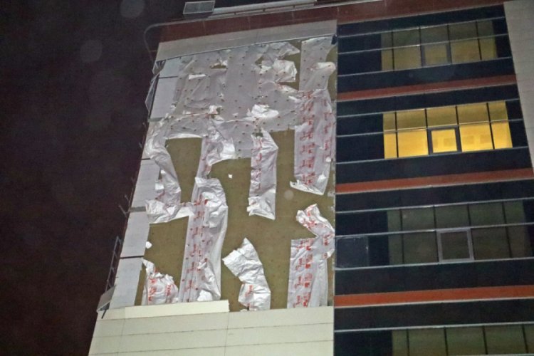 Fırtına hastanenin dış cephe kaplamasını s&ouml;kt&uuml;