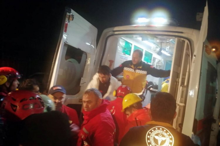 Enkazdan bir kişi daha kurtarıldı