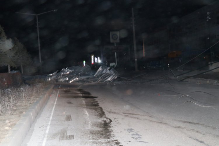 U&ccedil;an &ccedil;atı bir otomobilin &uuml;zerine d&uuml;şt&uuml;