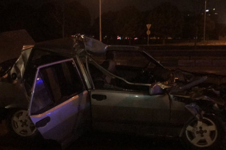 Bursa'da tıra &ccedil;arpan otomobilin tavanı u&ccedil;tu, yaralı arkadaşlarını bırakıp ka&ccedil;tı