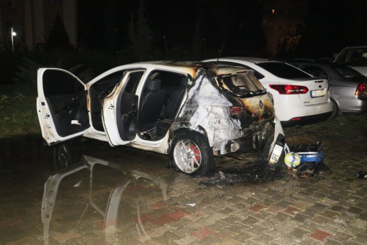 Park halindeki otomobil benzin d&ouml;k&uuml;lerek kundaklandı